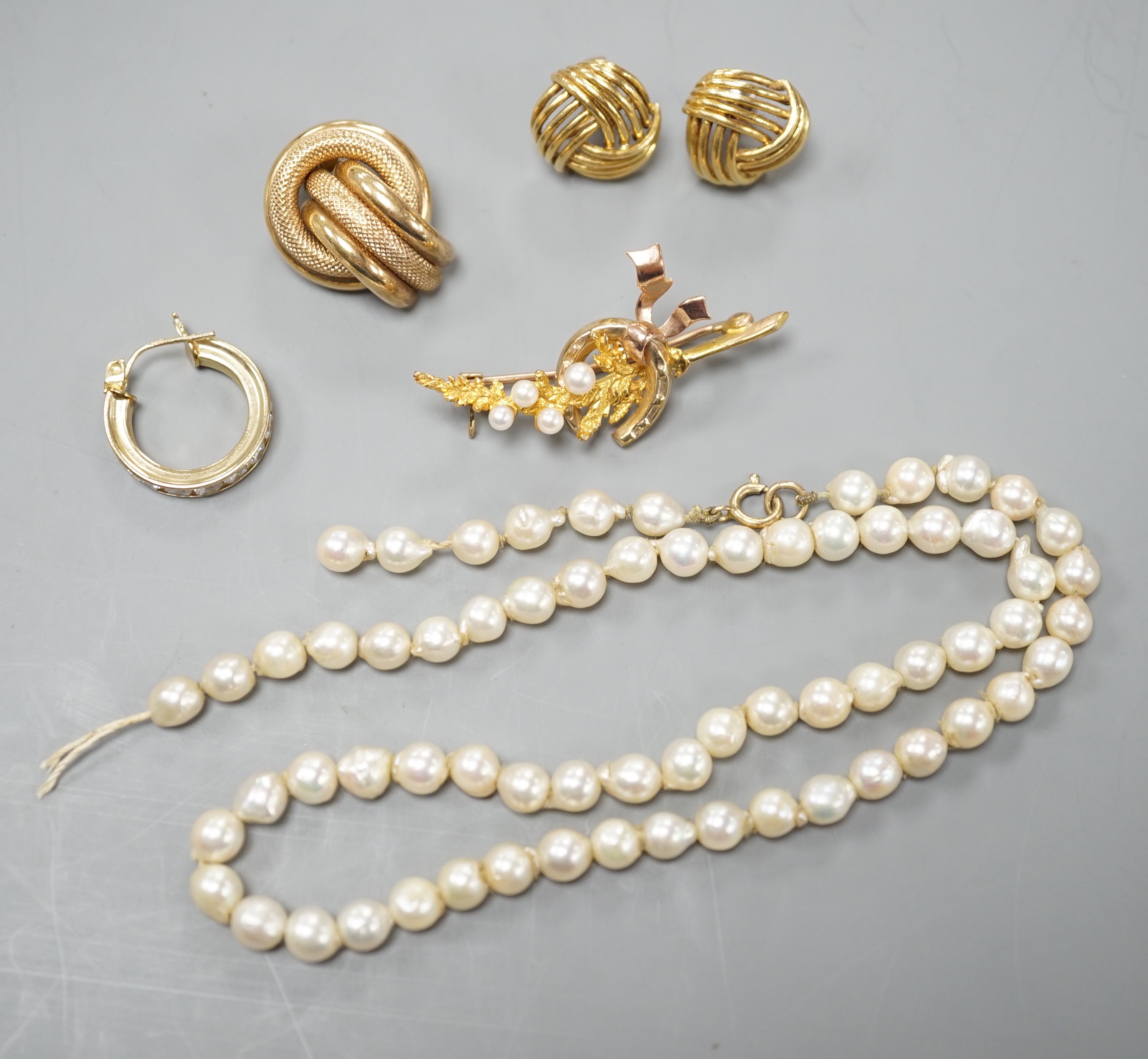 Mixed jewellery including two modern 9ct gold earrings, a single strand cultured pearl necklace (a.f.), a modern 9ct gold and cultured pearl set spray brooch and one other pair of earrings